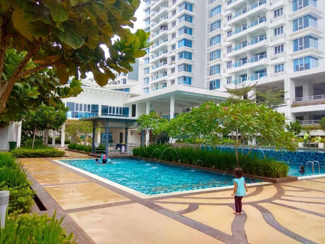 Putra 1 Pool Homestay Bandar Seri Putra Kampong Sungai Buah Экстерьер фото