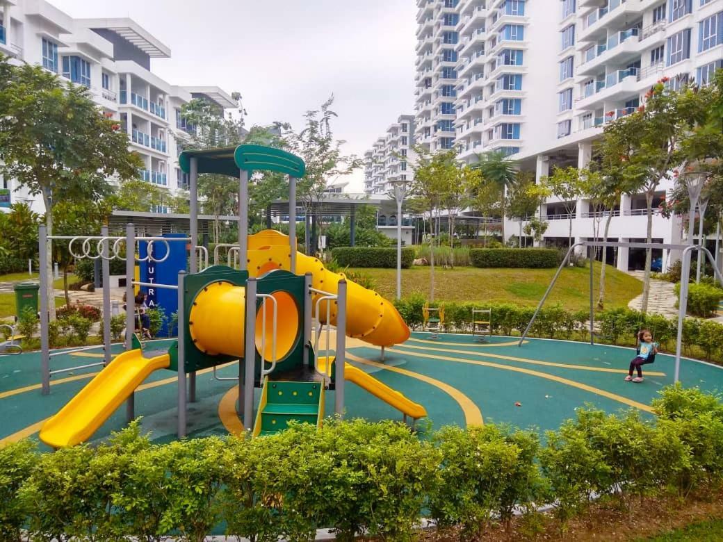 Putra 1 Pool Homestay Bandar Seri Putra Kampong Sungai Buah Экстерьер фото