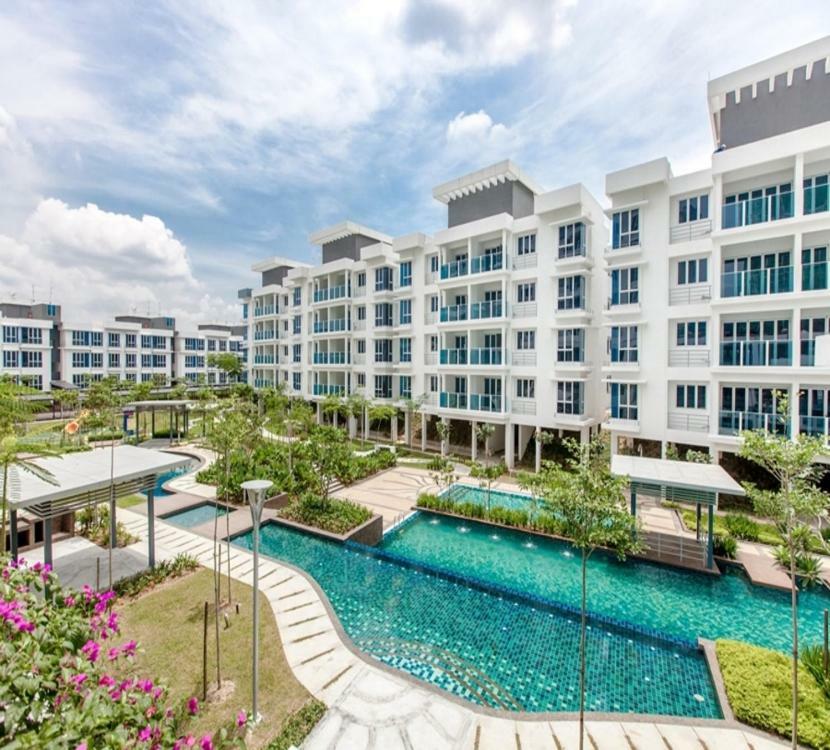 Putra 1 Pool Homestay Bandar Seri Putra Kampong Sungai Buah Экстерьер фото